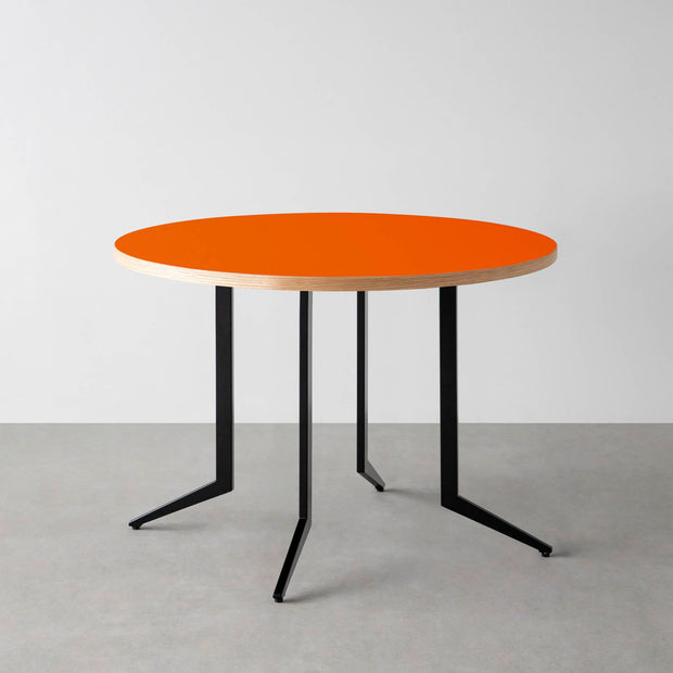 THE CAFE TABLE / リノリウム 全24色　Black Steel 4本脚 × ラウンド φ81 - 100