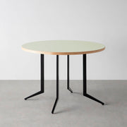 THE CAFE TABLE / リノリウム 全24色　Black Steel 4本脚 × ラウンド φ81 - 100