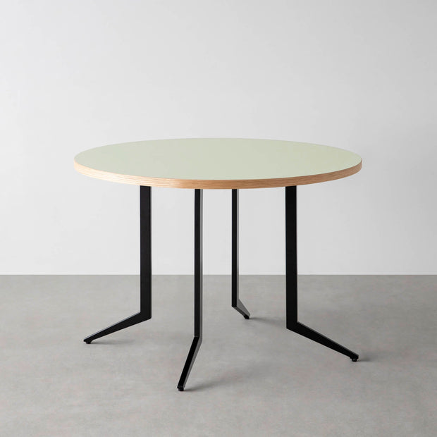 THE CAFE TABLE / リノリウム 全24色　Black Steel 4本脚 × ラウンド φ81 - 100