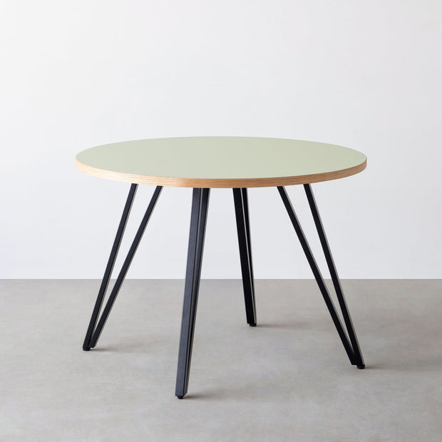 THE CAFE TABLE / リノリウム 全24色　Black Steel 4本脚 × ラウンド φ81 - 100