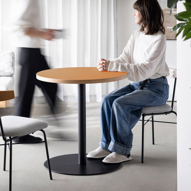 THE CAFE TABLE / リノリウム 全24色　Black Steel 1本脚 × ラウンド φ61 - 70