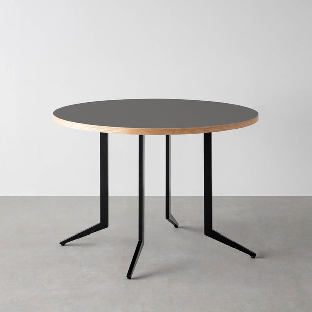 THE CAFE TABLE / リノリウム 全32色　Black Steel 4本脚 × ラウンド φ81 - 100