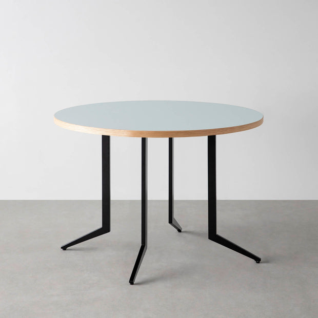 THE CAFE TABLE / リノリウム 全32色　Black Steel 4本脚 × ラウンド φ81 - 100