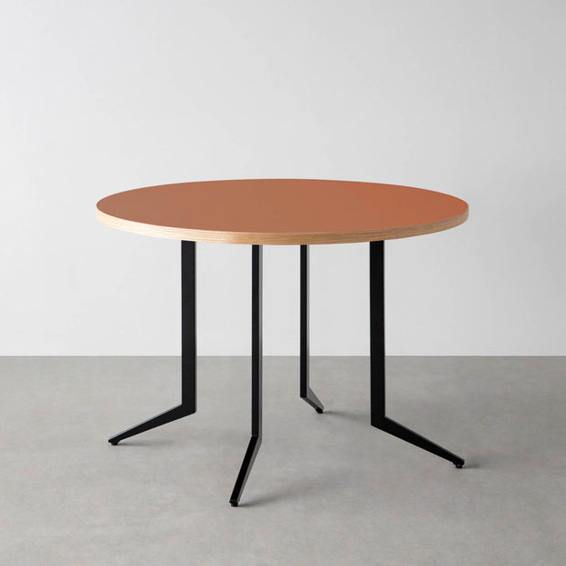 THE CAFE TABLE / リノリウム 全32色　Black Steel 4本脚 × ラウンド φ81 - 100