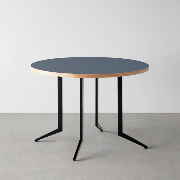 THE CAFE TABLE / リノリウム 全32色　Black Steel 4本脚 × ラウンド φ81 - 100