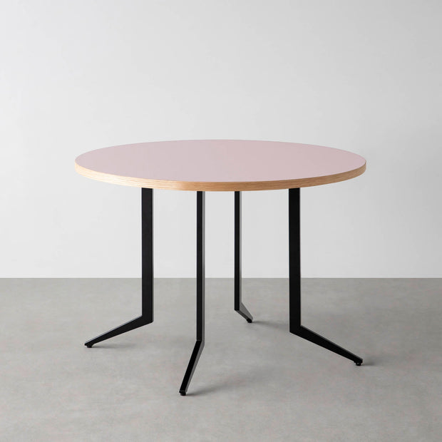 THE CAFE TABLE / リノリウム 全32色　Black Steel 4本脚 × ラウンド φ81 - 100