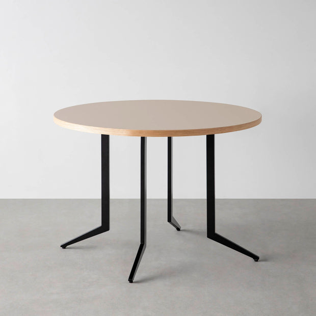 THE CAFE TABLE / リノリウム 全32色　Black Steel 4本脚 × ラウンド φ81 - 100