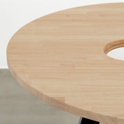 Kanademonoのラバーウッド材Ashラウンド天板とブラックの4pinアイアン脚を組み合わせた、猫穴付きのカフェテーブル（天板）
