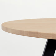 Kanademonoのラバーウッド材Ashラウンド天板とブラックの4pinアイアン脚を組み合わせた、猫穴付きのカフェテーブル（天板厚み）