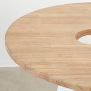 Kanademonoのラバーウッド材Ashラウンド天板とホワイトの4pinアイアン脚を組み合わせた、直径81-100cmの猫穴付きカフェテーブル（天板）