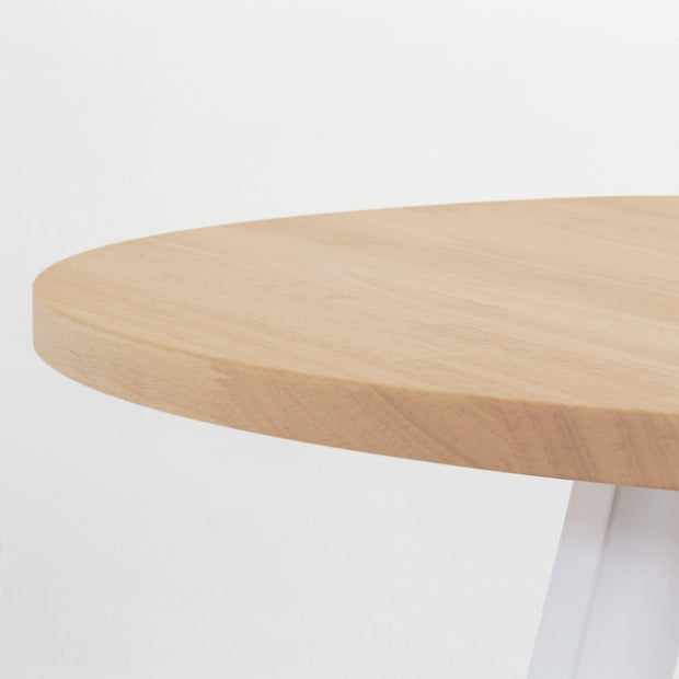 KANADEMONOのワイヤーバスケット付きのラバーウッド材アッシュグレーのラウンド天板にマットホワイトの4pinアイアン脚を組み合わせたカフェテーブル（天板と脚）