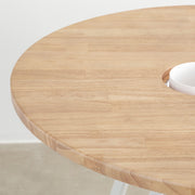 KANADEMONOのワイヤーバスケット付きのラバーウッド材アッシュグレーのラウンド天板にマットホワイトのトライアングル鉄脚を組み合わせたカフェテーブル（天板）