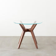 Favricaのガラス天板とブラウンカラーのHラインの木製脚を組み合わせたカフェテーブルL（正面）