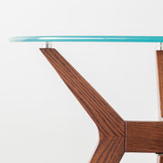 Favricaのガラス天板とブラウンカラーのHラインの木製脚を組み合わせたカフェテーブルL（天板と脚・横からクローズ）