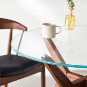 Favricaのガラス天板とブラウンカラーのHラインの木製脚を組み合わせたカフェテーブルL（使用例3）