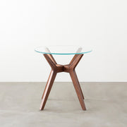 Favricaのガラス天板とブラウンカラーのHラインの木製脚を組み合わせたカフェテーブルM（正面）