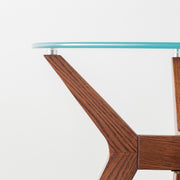 Favricaのガラス天板とブラウンカラーのHラインの木製脚を組み合わせたカフェテーブルM（天板と脚・横からクローズ）