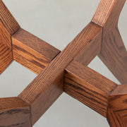 Favricaのガラス天板とブラウンカラーのHラインの木製脚を組み合わせたカフェテーブルM（脚の接合部分）