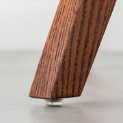 Favricaのガラス天板とブラウンカラーのHラインの木製脚を組み合わせたカフェテーブルM（アジャスター部分）