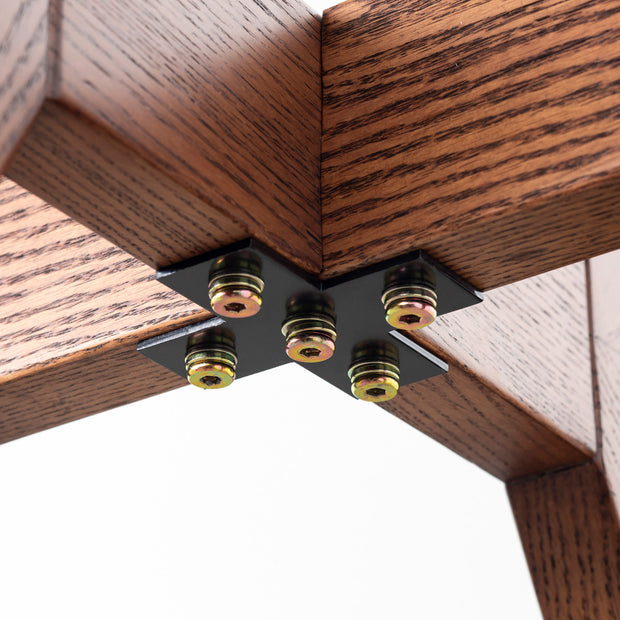 Favricaのガラス天板とブラウンカラーのHラインの木製脚を組み合わせたカフェテーブルM（脚の接合部分の部品）