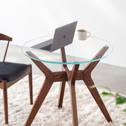 Favricaのガラス天板とブラウンカラーのHラインの木製脚を組み合わせたカフェテーブルM（使用例）