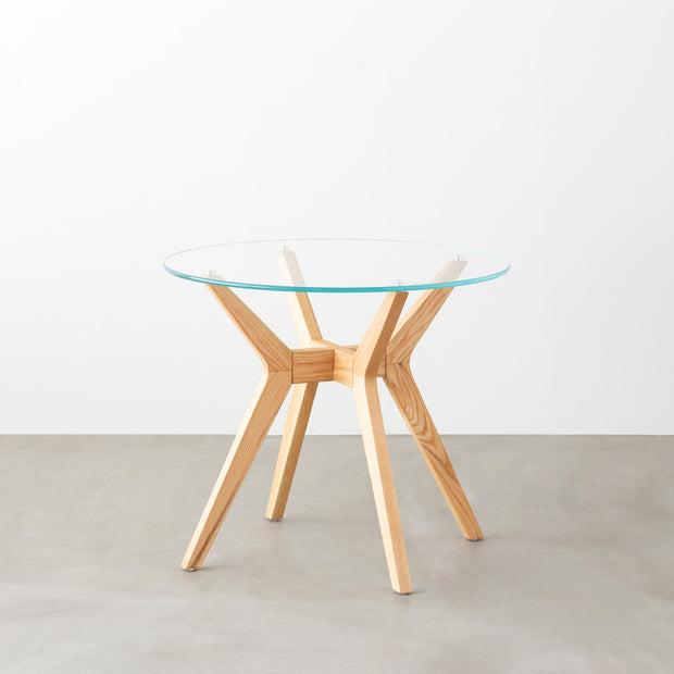 Favricaのガラス天板とナチュラルカラーのHライン木製脚を組み合わせたカフェテーブルL