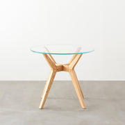 Favricaのガラス天板とナチュラルカラーのHライン木製脚を組み合わせたカフェテーブルL（正面）