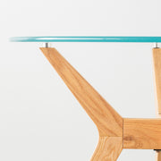 Favricaのガラス天板とナチュラルカラーのHライン木製脚を組み合わせたカフェテーブルL（天板と脚・横からクローズ）