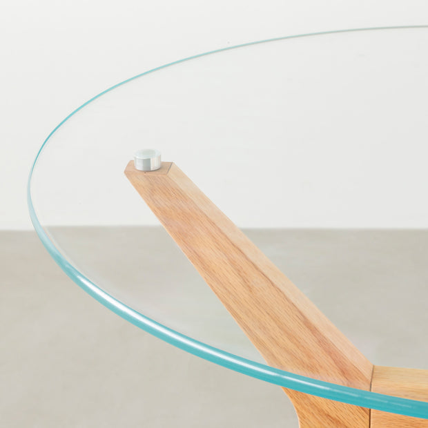 Favricaのガラス天板とナチュラルカラーのHライン木製脚を組み合わせたカフェテーブルL（天板）