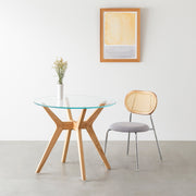 Favricaのガラス天板とナチュラルカラーのHライン木製脚を組み合わせたカフェテーブルL（使用例）