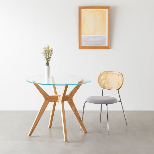 Favricaのガラス天板とナチュラルカラーのHライン木製脚を組み合わせたカフェテーブルL（使用例）