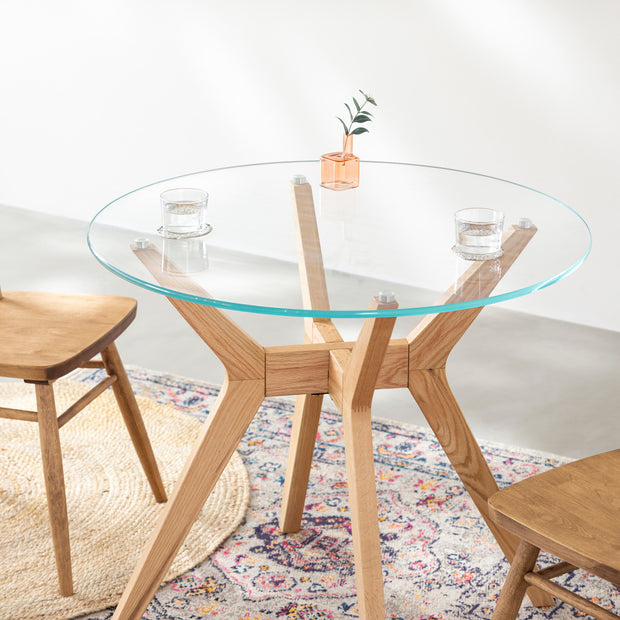 Favricaのガラス天板とナチュラルカラーのHライン木製脚を組み合わせたカフェテーブルL（使用例2）
