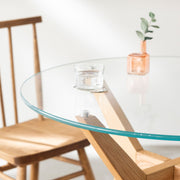 Favricaのガラス天板とナチュラルカラーのHライン木製脚を組み合わせたカフェテーブルL（使用例5）