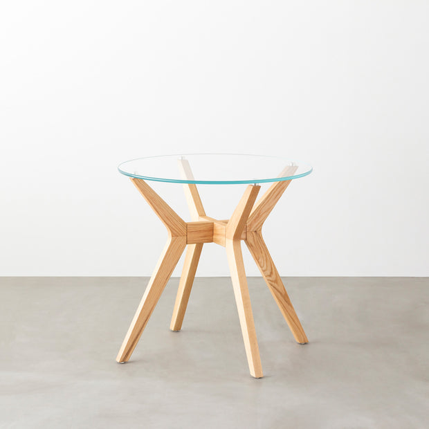 Favricaのガラス天板とナチュラルカラーのHライン木製脚を組み合わせたカフェテーブルM