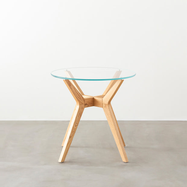 Favricaのガラス天板とナチュラルカラーのHライン木製脚を組み合わせたカフェテーブルM（正面）
