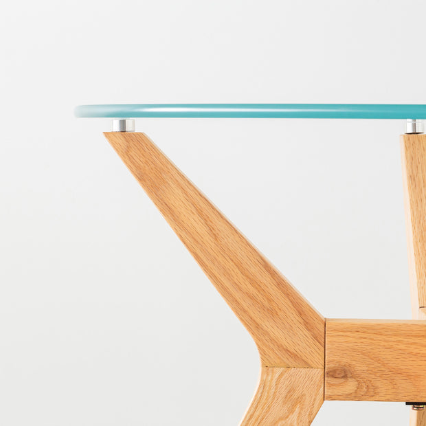 Favricaのガラス天板とナチュラルカラーのHライン木製脚を組み合わせたカフェテーブルM（天板と脚・横からクローズ）