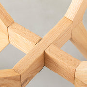 Favricaのガラス天板とナチュラルカラーのHライン木製脚を組み合わせたカフェテーブルM（脚の接合部分）
