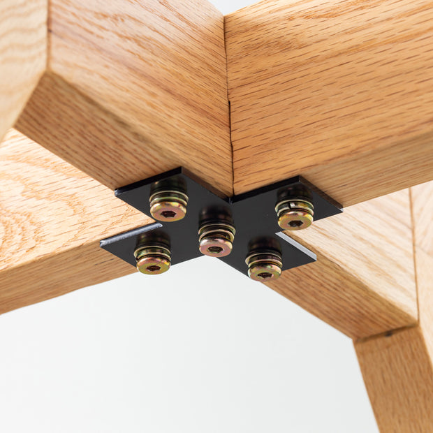 Favricaのガラス天板とナチュラルカラーのHライン木製脚を組み合わせたカフェテーブルM（脚の接合部分の部品）