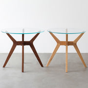 Favricaのガラス天板とオーク無垢材のHライン木製脚を組み合わせたカフェテーブルM(ナチュラルとブラウン比較）
