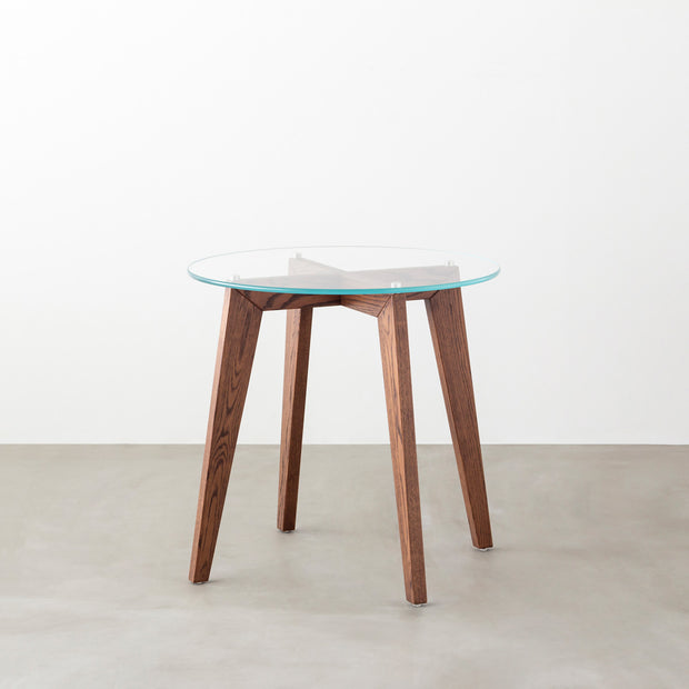 KANADEMONOのガラス天板とブラウンカラーのピンタイプの木製脚を組み合わせたカフェテーブルM