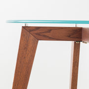 KANADEMONOのガラス天板とブラウンカラーのピンタイプの木製脚を組み合わせたカフェテーブルM（天板と脚・横からクローズ）
