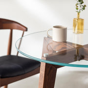 KANADEMONOのガラス天板とブラウンカラーのピンタイプの木製脚を組み合わせたカフェテーブルM（使用例3）