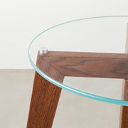 KANADEMONOのガラス天板とブラウンカラーのピンタイプの木製脚を組み合わせたカフェテーブルS（天板）