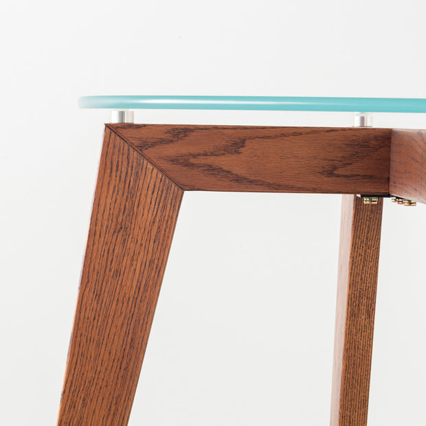 KANADEMONOのガラス天板とブラウンカラーのピンタイプの木製脚を組み合わせたカフェテーブルS（天板と脚・横からクローズ）