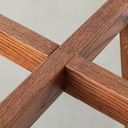 KANADEMONOのガラス天板とブラウンカラーのピンタイプの木製脚を組み合わせたカフェテーブルS（脚の接合部分）