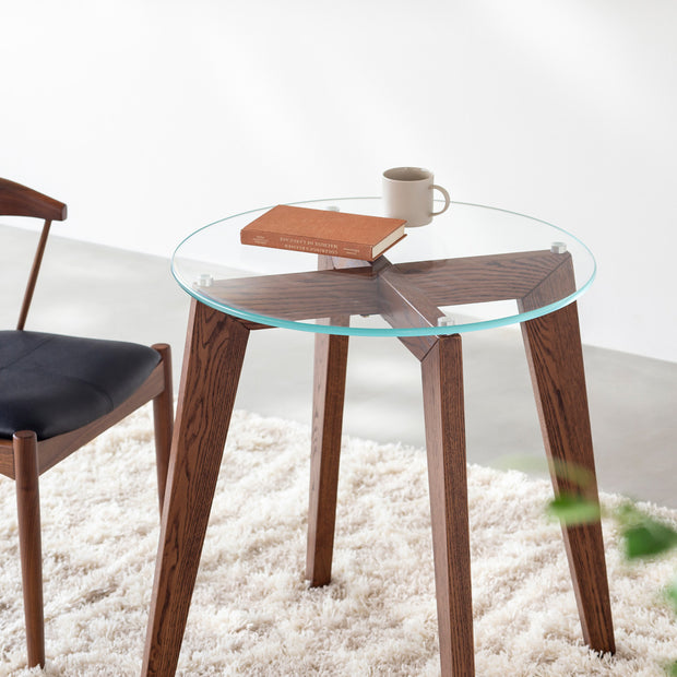 KANADEMONOのガラス天板とブラウンカラーのピンタイプの木製脚を組み合わせたカフェテーブルS（使用例）