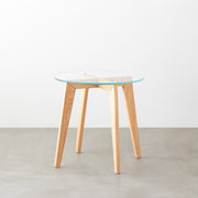 KANADEMONOのガラス天板とナチュラルカラーのピンタイプの木製脚を組み合わせたカフェテーブルM