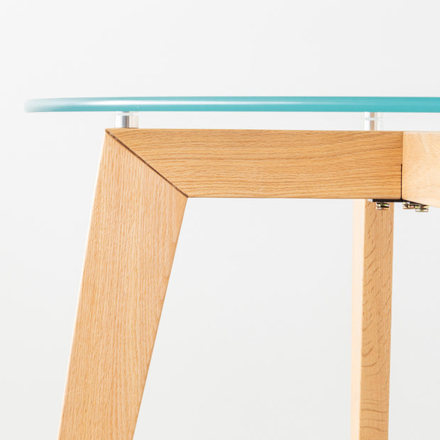 KANADEMONOのガラス天板とナチュラルカラーのピンタイプの木製脚を組み合わせたカフェテーブルM(天板と脚・横からクローズ）