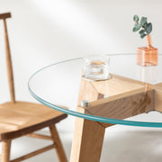 KANADEMONOのガラス天板とナチュラルカラーのピンタイプの木製脚を組み合わせたカフェテーブルM（使用例4）