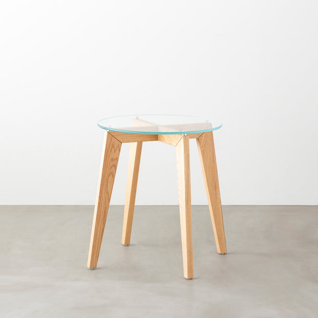 KANADEMONOのガラス天板とナチュラルカラーのピンタイプの木製脚を組み合わせたカフェテーブルS
